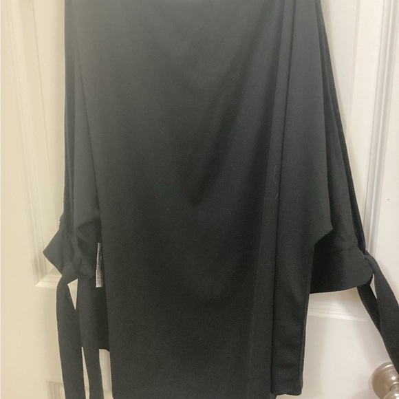 Black peep shoulder top with tie sleeve - Picture 4 of 5